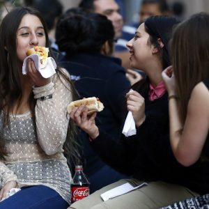 Santiago 24 mayo 2018.
Hoy se celebra el Dia del Completo con promociones de en locales de comida rápida.
Christian Iglesias/Aton Chile