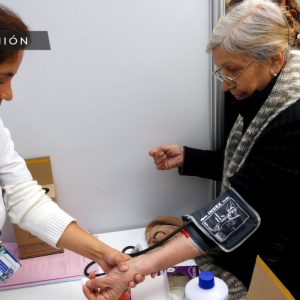 16325-foto-de-una-docrota-tomandole-la-presion-a-una-adulta-mayor